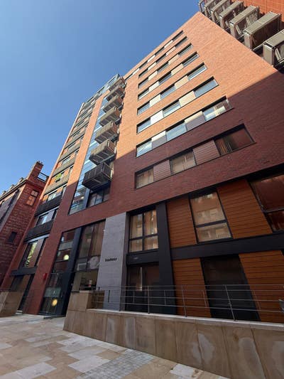 Spacious bedroom in Deansgate: Vegan/Vegetarian  Main Photo