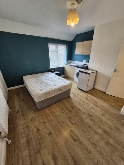 First Month Rent Free in  Armley Ridge Rd Main Photo