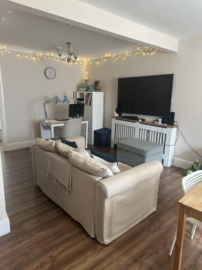 Spacious 1-Bedroom Flat with Courtyard & Driveway  Main Photo