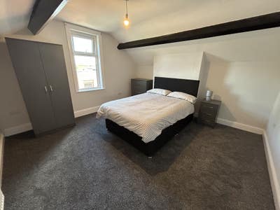 Fully Furnished House Share - Ensuite Available! Main Photo