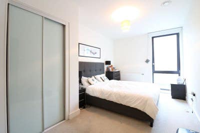 Bright and Airy Two-Bedroom Apartment in E14 Main Photo