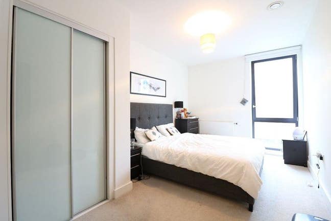Bright and Airy Two-Bedroom Apartment in E14 Main Photo