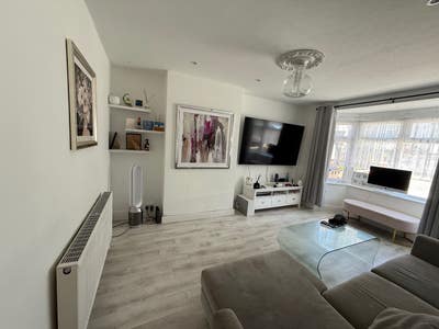 Double room for rent in a lovely clean home. Main Photo