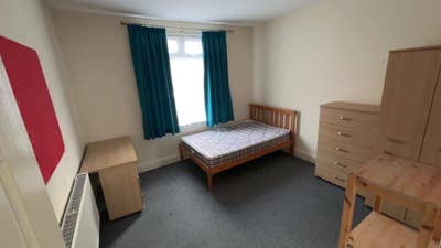 Double bed room needing takeover urgently  Main Photo