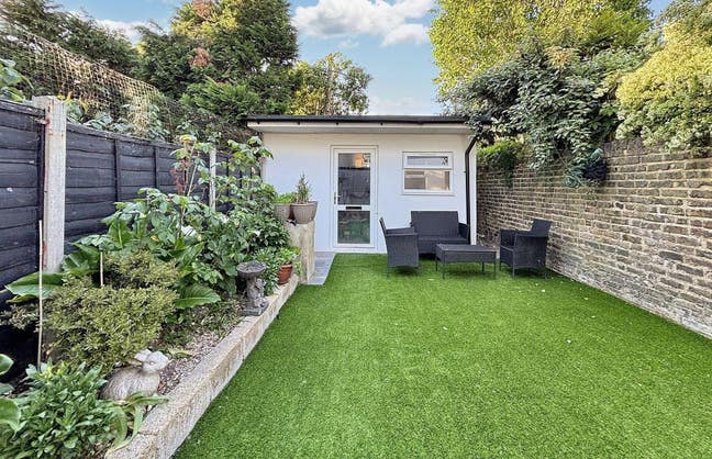  3-4  Bedroom  Home  in  E17  Main Photo