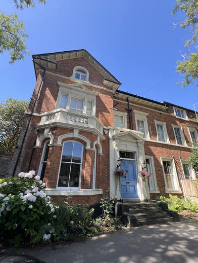 Double Room in Family Home near Lark Lane Main Photo