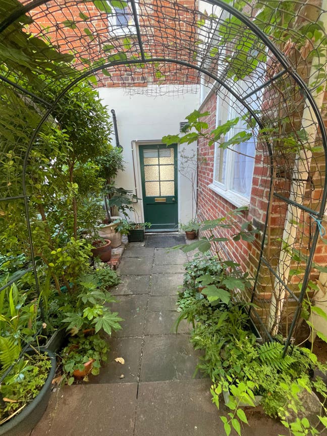 1 Bed Flat NR3 with Parking, Available NOW (9OC-J) Main Photo