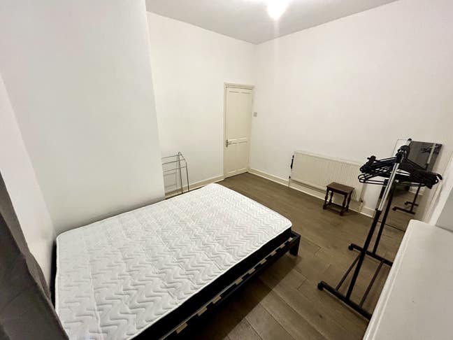 2 Bedroom Flat W/Living Room & Garden Main Photo