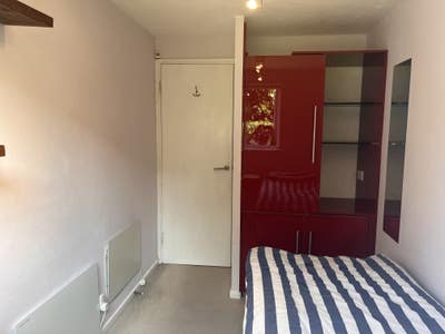 Short Term, Single Room, Calm, Zone 2 Main Photo