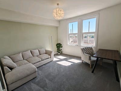 Stunning Large 1 Bedroom Flat - Near City Centre Main Photo