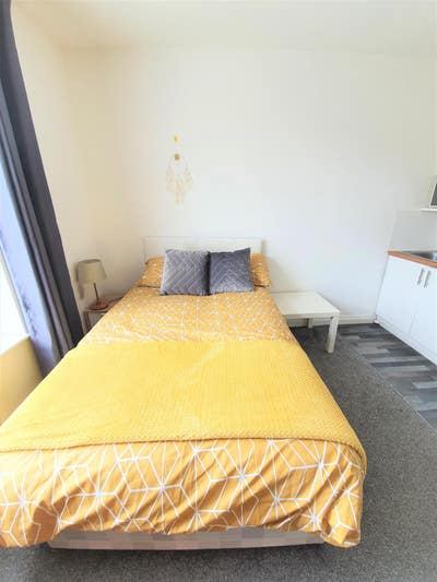 En-Suite Room with Kitchenette Bolton BL1 Main Photo