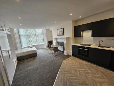 Newly Refurbished Bedsit in Prime Location Main Photo