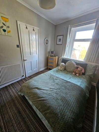 A Room  in a 3 bedroom house  Main Photo
