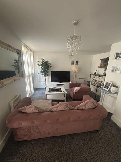 Modern 2-Bed, 2-Bath Apartment Near City Centre Main Photo