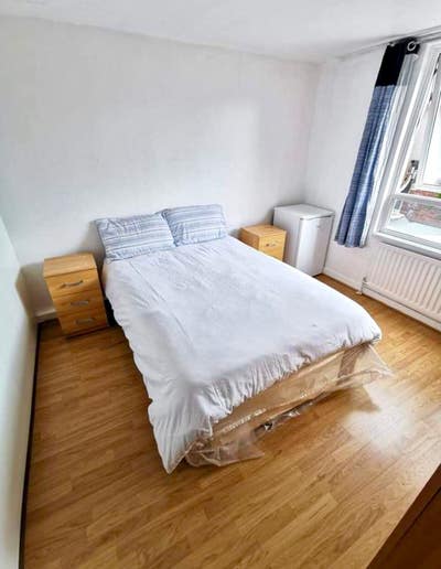 Bright Double Room – W9 – All Bills Included! Main Photo
