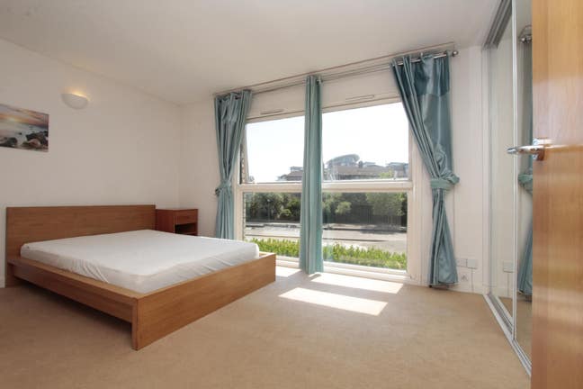 Prime Crossharbour Location: Comfy Single+Ensuite Main Photo