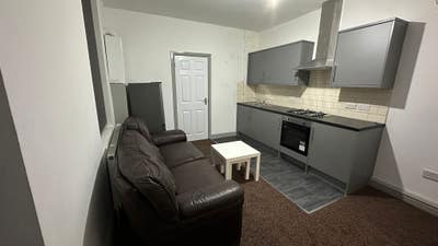 1 Bedroom self contained Flat -suitable for couple Main Photo