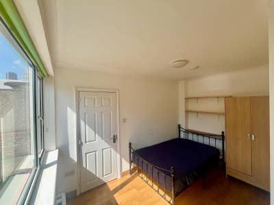 Lovely ensuite in East Acton Main Photo