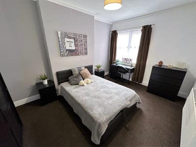 Double room in professional houseshare Main Photo