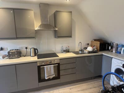 Self-contained one bedroom flat with parking Main Photo