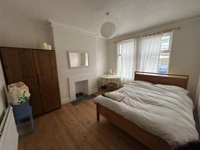 Lovely light room in character home Main Photo
