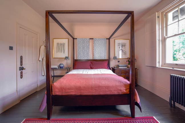 Large comfy double room, en-suite, your own snug Main Photo