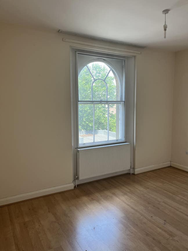 Central Balham High Rd - 8 bed flat  Main Photo