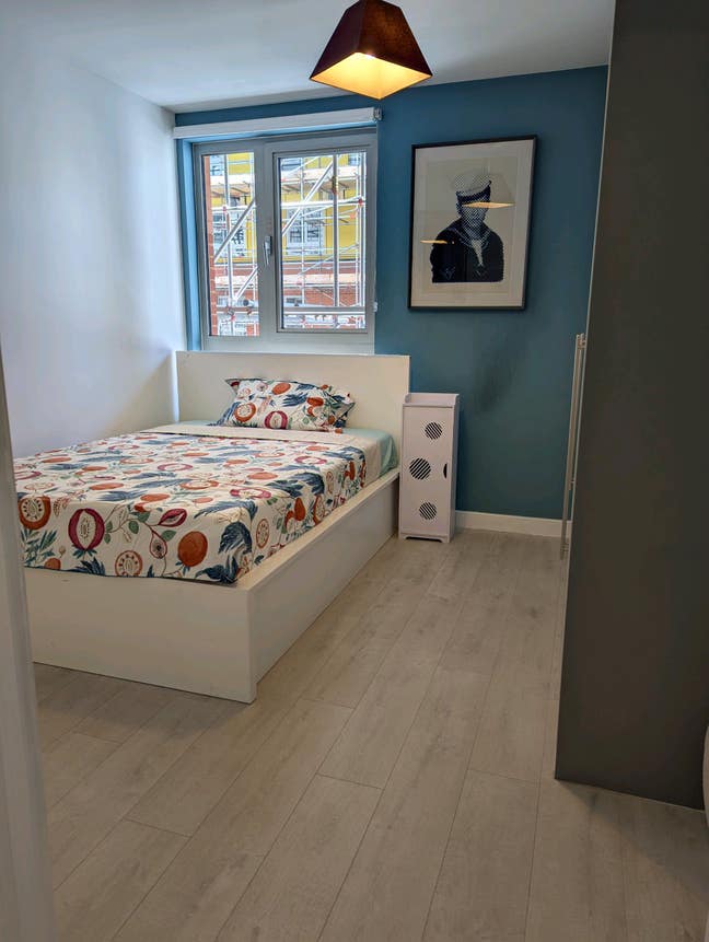 Furnished large room with private bathroom Main Photo