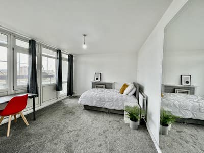 3 Rooms with Amazing Views near London Bridge Main Photo