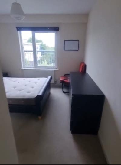 En suite room to rent for 1 1/2 months  Main Photo