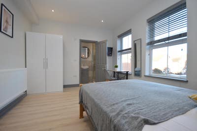 Spacious en-suite room!!! Main Photo