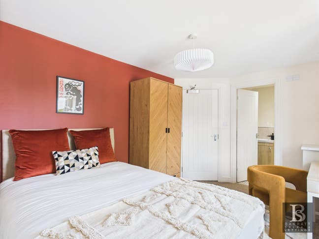 ✨ Luxury Studios Near Amazon with Parking ✨ Main Photo