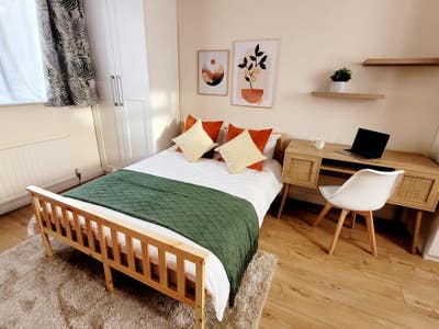 Modern Furnished Single Room with Study & Parking Main Photo