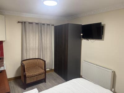 Large En-suite double Room available (furnished) Main Photo