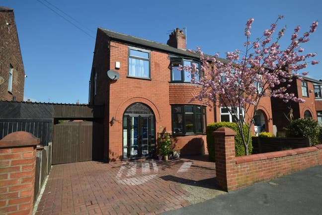 Lovely large rooms in Heaton Chapel  Main Photo