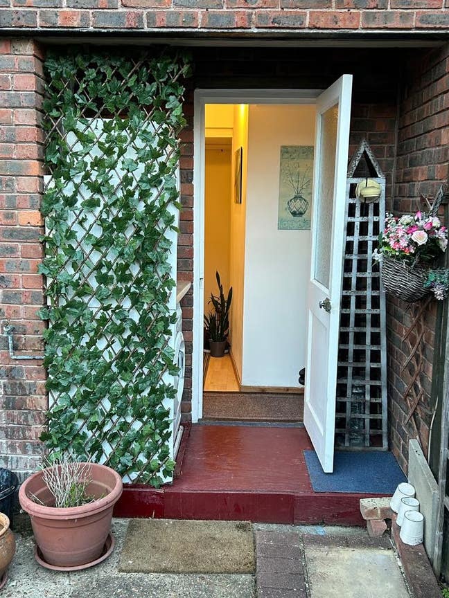 Fully Furnished Studio – SW19 2UG | £975PCM Main Photo