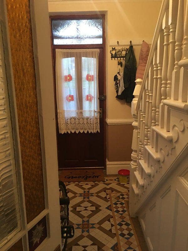 Smart clean and tidy house very quiet only Looking Main Photo