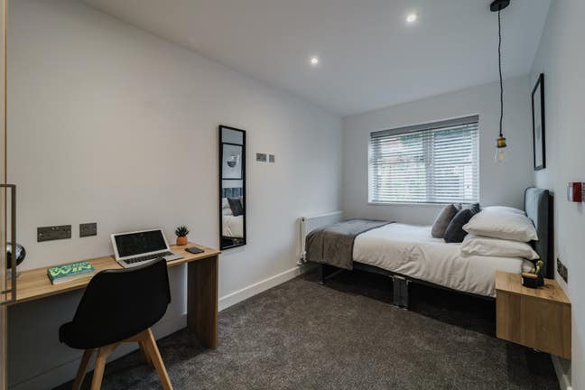 Studio& Double Ensuite Rooms - PE3 Aldermans Drive Main Photo
