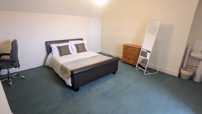 Spacious Room in Vibrant Abington Area Main Photo