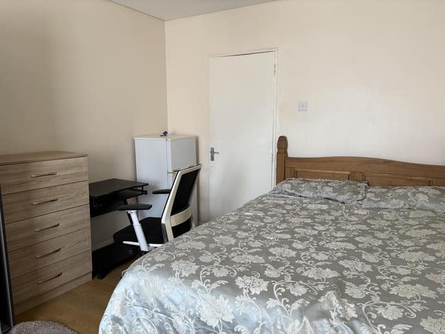 Newly Updated Large Ensuite Main Photo