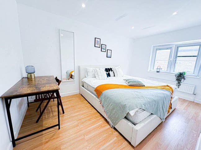 Bright Double in 4Bed House w/ XXL Living & Garden Main Photo