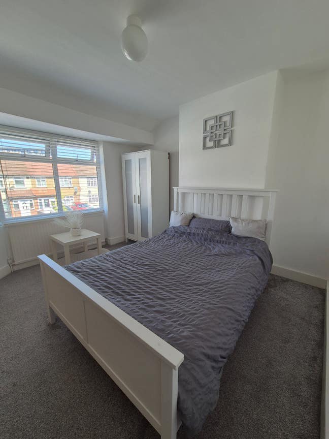 Large Double Bedroom for Rent - Bills Included Main Photo