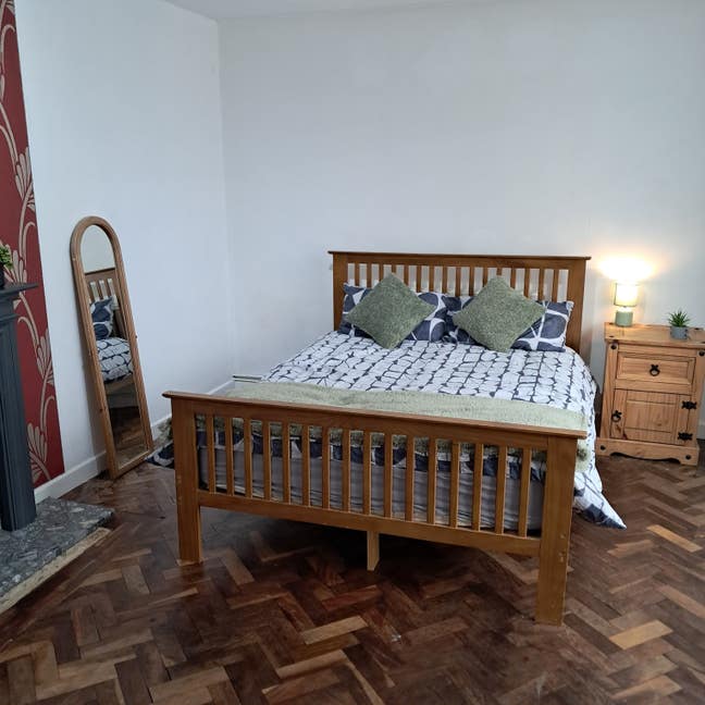 2 rooms in GU2 Available to reserve now!  Main Photo