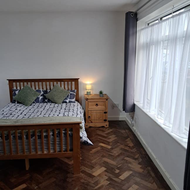 2 rooms in GU2 Available to reserve now!  Main Photo