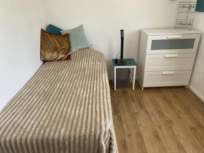 Spacious single bedroom in quiet cul de sac Main Photo