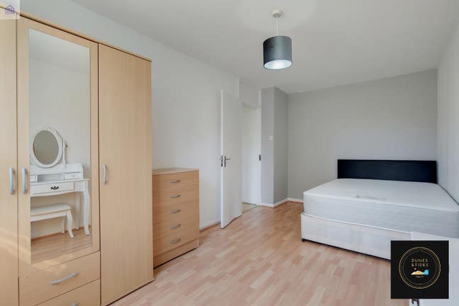 Bright Doubles next to Liverpool Street | Aldgate Main Photo