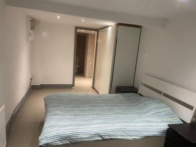 Tidy Studio Near Heathrow Airport Cranford TW5 Main Photo