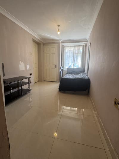 Private room with en -suite kitchen and bills incl Main Photo