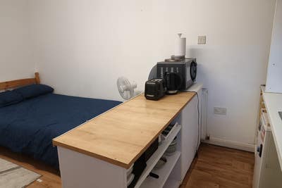 Studio Flat Bushey Heath - Safe & Quiet location. Main Photo