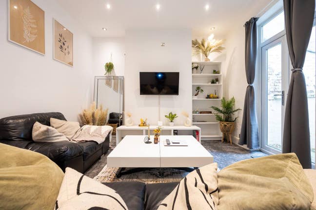 Central Large Cosy Rooms - Free Parking & WiFi Main Photo
